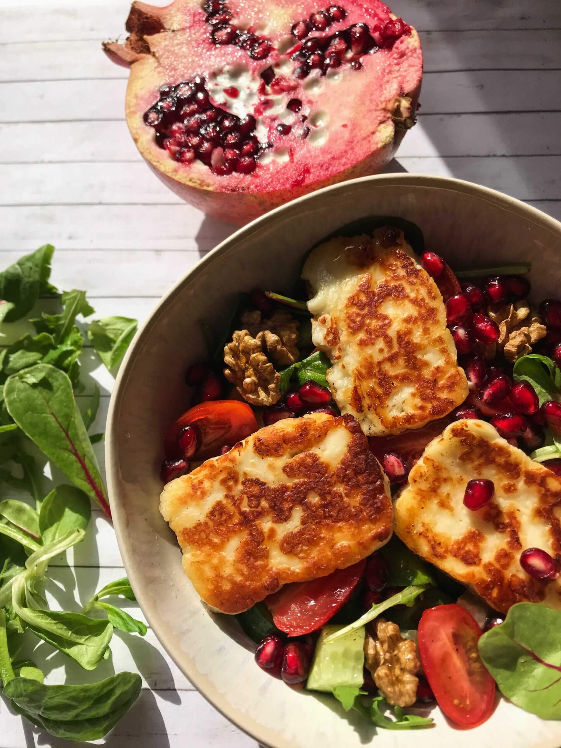 Salad with halloumi