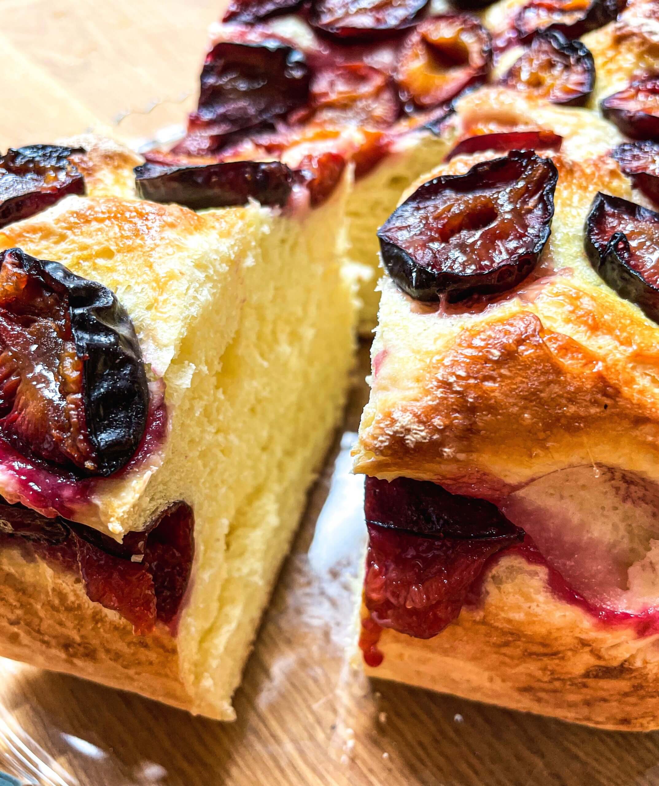 Yeast cake with plums