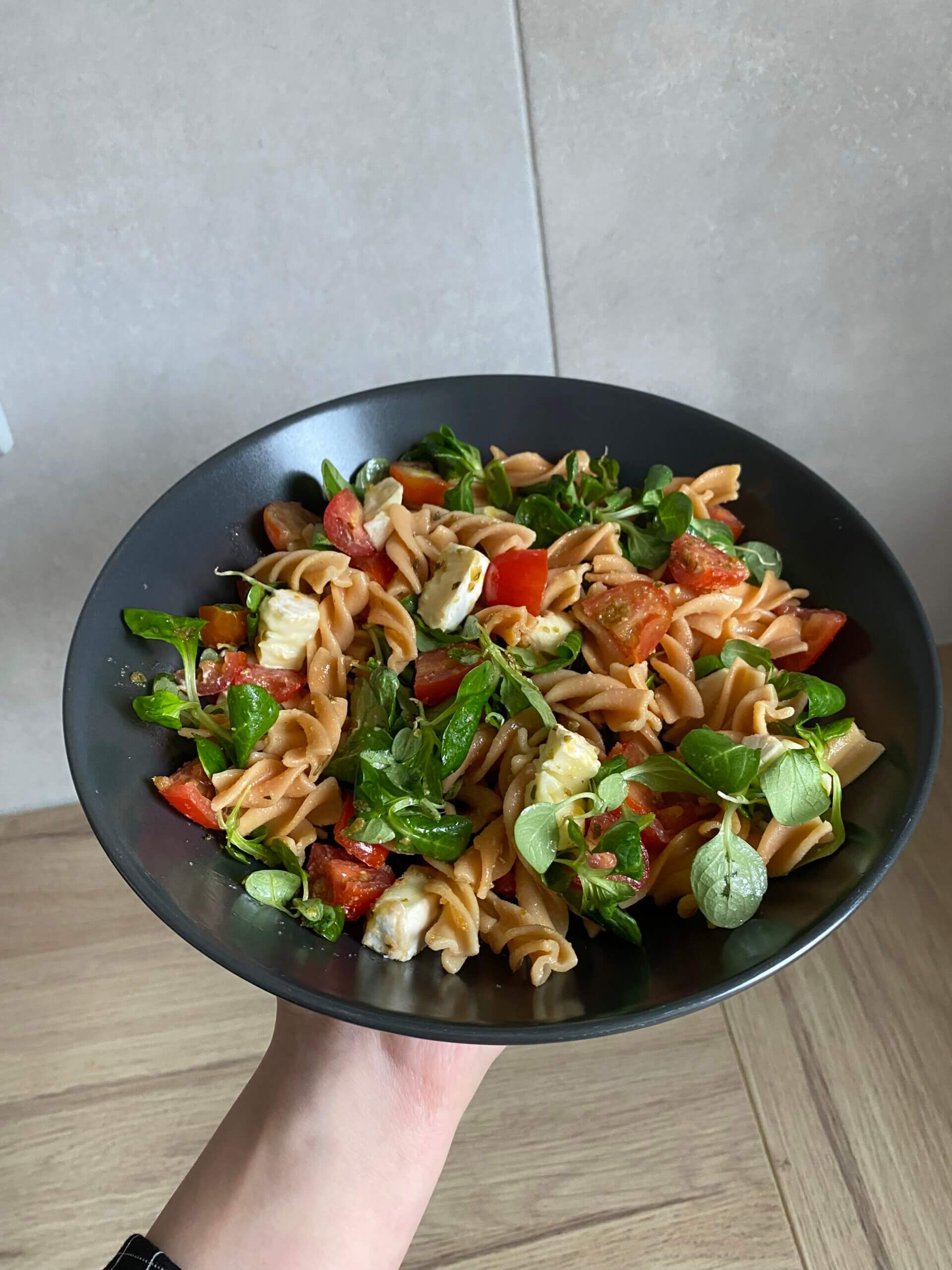 Salad with lentil pasta and camembert
